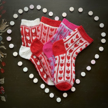 Love-ly Heart Socks Stone Knits
